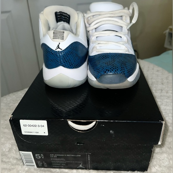 AIR JORDAN 11 RETRO LOW LE GS WHITE/BLACK-NAVY - Picture 2 of 3